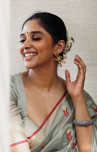 சிரிக்கும் தங்கப்பதுமை... நைலா உஷா!